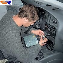 Замена магнитолы в Daewoo Lanos. Шаг 3: Выкручиваем крепление 
короба с магнитолой, вынимаем его и разделяем разъемы