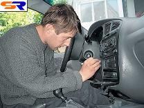 Замена магнитолы в Daewoo Lanos. Шаг 1: Отверткой осторожно снимаем
 декоративную накладку на «бороде»
