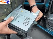 Замена магнитолы в Daewoo Lanos. Шаг 8: Вставляем новую «голову» в 
штатный короб