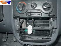 Замена магнитолы в Daewoo Lanos. Шаг 5: Отрезаем штекер штатной 
магнитолы